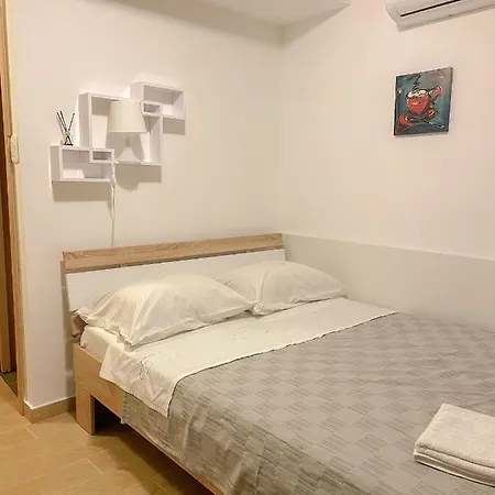 Veronica Rooms, *